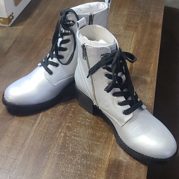 Boots - Picture 3 of 5